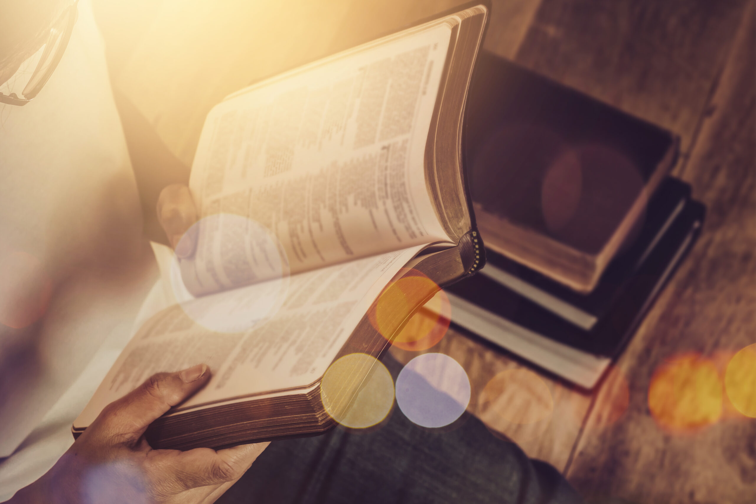 Close,Up,Of,A,Woman,Hand,Hold,And,Reading,The